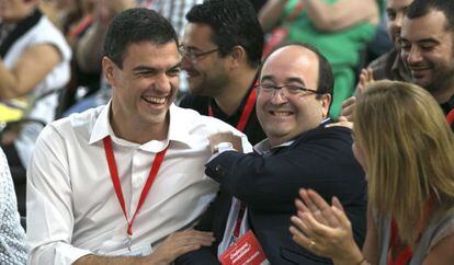 El secretario general del PSOE, Pedro S&aacute;nchez bromea con Miquel Iceta el pasado mes de julio, antes de la proclamaci&oacute;n del primer secretario del PSC.      