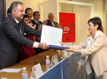Ignacio Polanco entrega los galardones a María Pilar Martí Fortanete y a Inmaculada Lorea Lahoz.