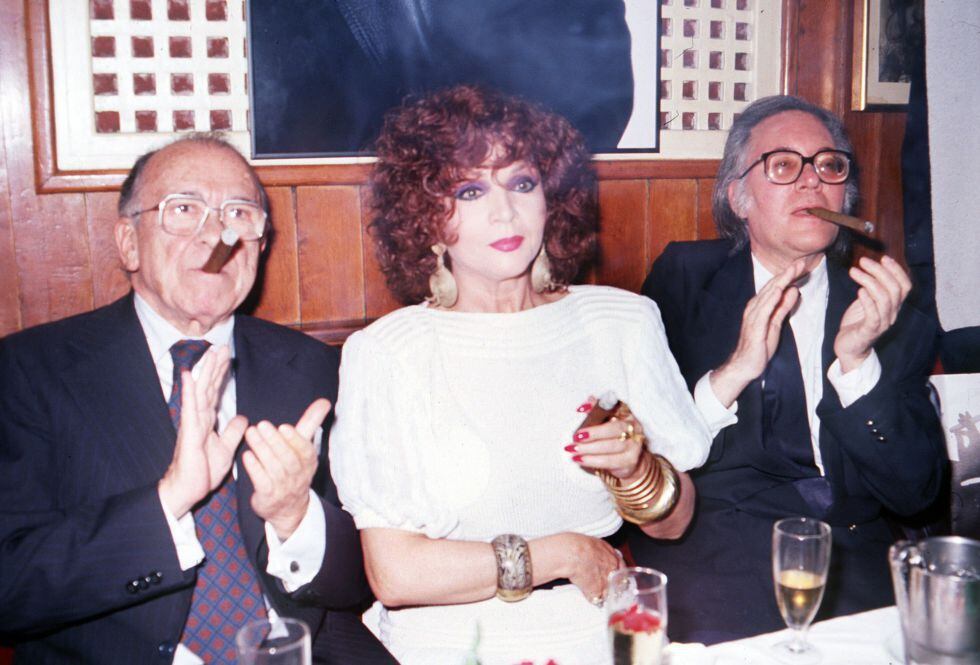 La actriz Sara Montiel acompañada del dirigente comunista Santiago Carrillo y el escritor Francisco Umbral durante la presentación de su disco 'Purísimo', en el Café Gijón de Madrid en 1988.