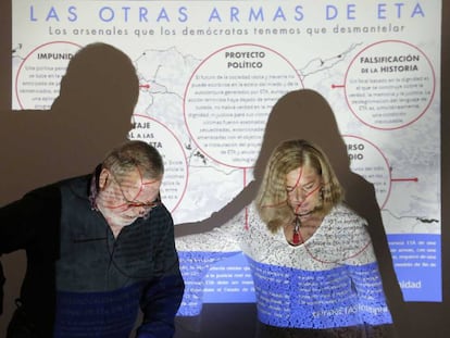 Fernando Savater y Consuelo Ord&oacute;&ntilde;ez, este jueves en la presentaci&oacute;n del manifiesto &#039;Por un fin de ETA sin impunidad&#039;.