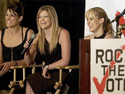 Las Dixie Chicks, Emily Robinson, Natalie Maines y Martie Maguire, durante la rueda de prensa en Los Ángeles.