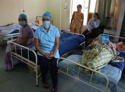 Algunas de las 30 mujeres indias que alquilan su vientre a parejas extranjeras, en la clínica de Nayana Patel, en Anand.