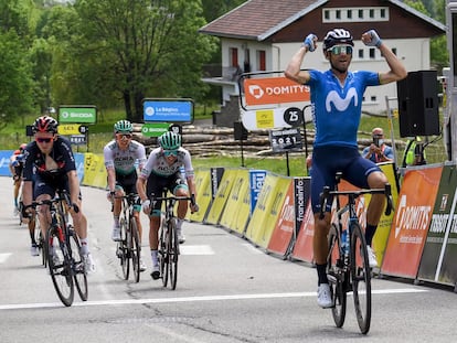 Valverde levanta los brazos al ganar la etapa.