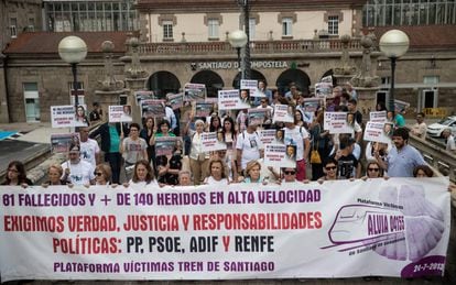 Protesta del víctimas del Alvia en julio de 2018 en la estación de Santiago.