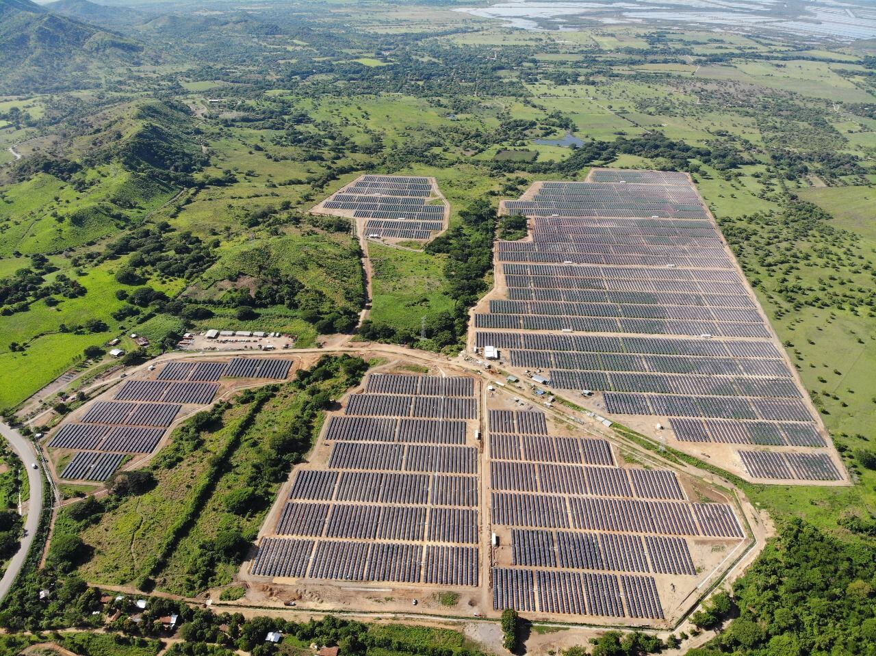 Vista aérea de la planta fotovoltaica instalada en el caserío de Costa Azul, en el municipio hondureño de Namasigüe.
