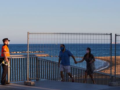 Dispositivo de control en una playa catalana, ayer.