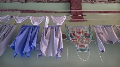 "Para mí eso es viajar, vivir con ellos y hacer las cosas que hacen ellos", explica el fotógrafo. En la imagen, colada de un patio interior.