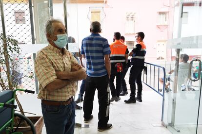 Juan Andrade, vecino de Faraján (Málaga) y desalojado por el incendio de Sierra Bermeja, aguarda noticias sobre cuándo podrá volver a su casa en un pabellón de Ronda.