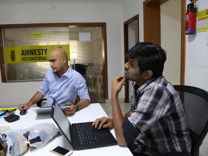 Dos empleados de Amnistía Internacional en las oficinas de Bangalore, India, en una foto de archivo de febrero de 2019