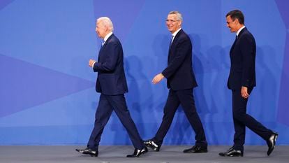 Desde la izquierda, Joe Biden, presidente de EE UU; Jens Stoltenberg, secretario general de la OTAN, y Pedro Sánchez, presidente del Gobierno, este miércoles en Madrid.