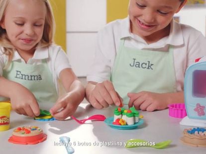 Dos niños jugando con plastilina de Playdoh en un vídeo promocional.