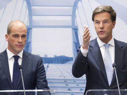 Mark Rutte, a la derecha, y el l&iacute;der del partido liberal Diederik Samsom.