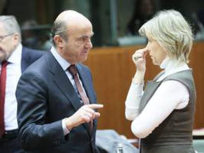 (i-d) El ministro de Economía y Competitividad español, Luis de Guindos, conversa con la ministra de Finanzas de Portugal, Maria Luis Albuquerque, al inicio de una reunión del Ecofin celebrada en Bruselas (Bélgica).