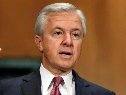 John Stumpf testifica ante una comisi&oacute;n parlamentaria en Washington.