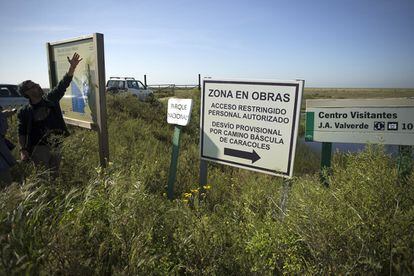 Carteles de entrada al parque nacional de Doñana, en la provincia de Sevilla.