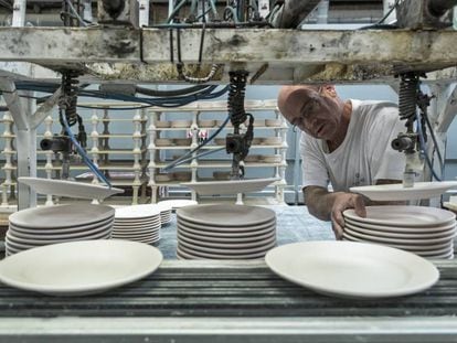 Producci&oacute;n de vajillas para hosteler&iacute;a de la f&aacute;brica de porcelanas Porvasal, en Chiva (Valencia) 