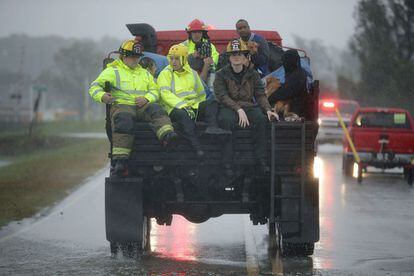 Equipos de rescate y voluntarios de la unidad de Respuesta de Crisis Civil trasladan a las personas rescatadas de sus hogares en James City, Carolina del Norte (EE UU).