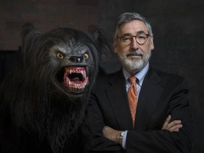 El director John Landis junto a su criatura de la pel&iacute;cula &#039;Un hombre lobo americano en Londres&#039;.