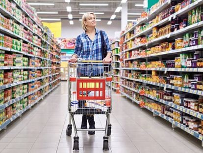 Una mujer hace la compra en un supermercado. 