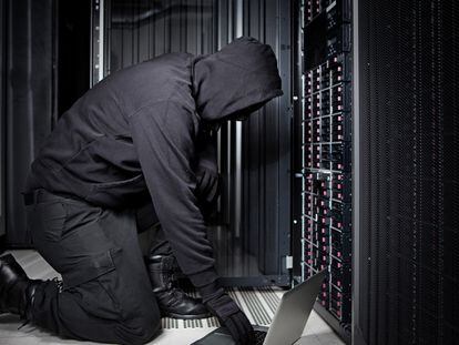 En 2014 se incrementó 
un 77% la cantidad de nuevos virus dirigidos a Windows. 
En la imagen, un hacker opera con un ordenador.