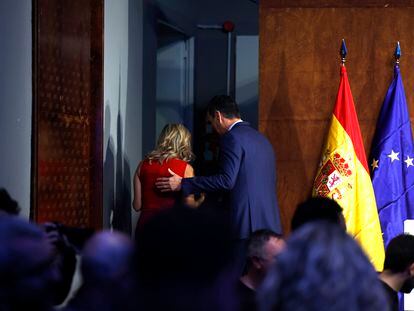 Pedro Sánchez, presidente del Gobierno en funciones, y Yolanda Díaz, vicepresidenta en funciones, tras la comparecencia por la firma del acuerdo entre el PSOE y Sumar, este martes en Madrid.