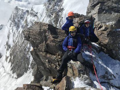 Javier García Pajares, con casco amarillo, mientras hace montañismo en los Alpes.