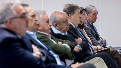 Al fondo, el expresidente de la Generalitat y el exministro Eduardo Zaplana, en el banquillo de los acusados de la Audiencia de Valencia.
