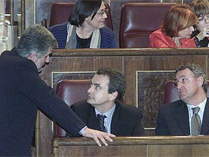 Manuel Marín (de pie) habla con José Luis Rodríguez Zapatero ante la mirada de Jesús Caldera.