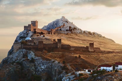 Vista de la fortaleza genovesa de Sudak, en Crimea, al atardecer.