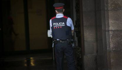 Un agente de los Mossos entra en el Parlament.