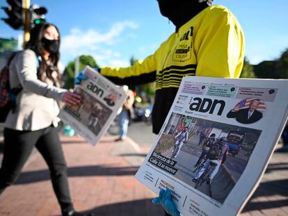Una mujer vende un periódico con la investidura de Biden en la portada en Bogotá, el pasado miércoles.