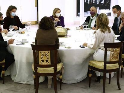 El presidente del Gobierno, Pedro Sánchez (centro), acompañado de otros miembros del Ejecutivo, recibe a los secretarios generales de UGT, Pepe Álvarez (quinto por la izquierda) y de CCOO, Unai Sordo (4 por la izquierda).