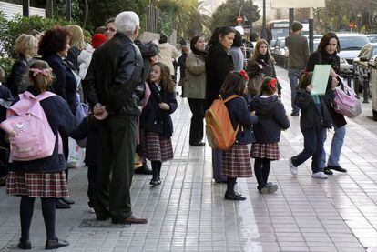 Alumnas del centro Guadalaviar de Valencia, a la salida del colegio. 