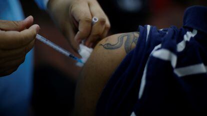 Un joven recibe su primer dosis de vacuna contra la covid-19 en un centro de salud en San Salvador (El Salvador).