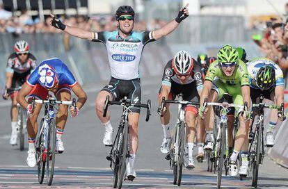 Cavendish celebra la victoria de etapa.