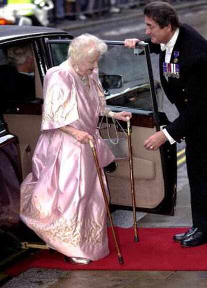 La reina mare al costat de William Tallon el 2001.