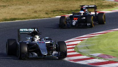 Hamilton, de Mercedes, seguido de Alonso, de McLaren.