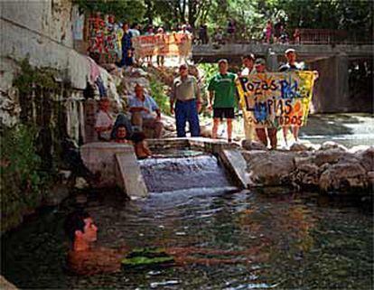 Un grupo de vecinos protesta en las pozas de Alhama.