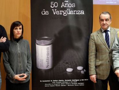 De izquierda a derecha, Fernando Rodr&iacute;guez y Ana Salar, el concejal de Bilbao Mariano G&oacute;mez y el afectado por talidomida Antonio Gancedo.        