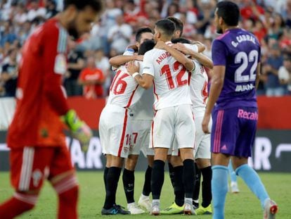 Los jugadores del Sevilla celebran su segundo gol.