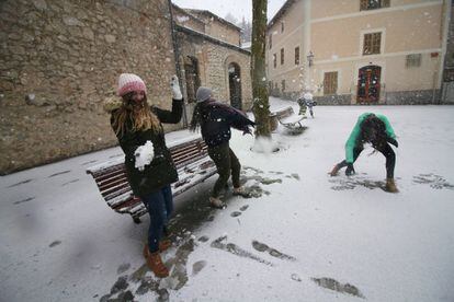 Tres nenes juguen amb la neu al poble de Bunyola, als peus de la serra de Tramuntana (Mallorca).