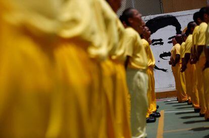 Presos delante de un mural con la imagen de Nicolás Maduro en la prisión de Rodeo III en Guatire, Venezuela.