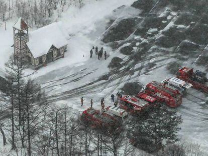 Vista aérea de los vehículos de los equipos de emergencia en el centro de ski japonés.