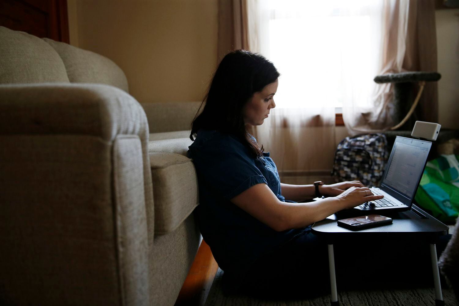 Una mujer que arrastra síntomas de covid persistente trabaja en su salón en Massachusetts (EE UU), el pasado mes de agosto. 