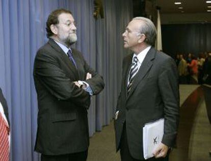 Mariano Rajoy habla con Isidre Fainé, presidente de La Caixa, en un acto en 2005 en Barcelona.