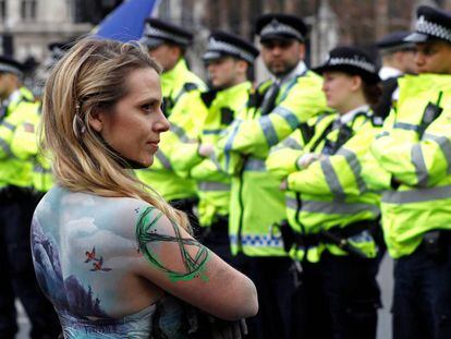 Una activista se enfrenta a la policía este martes en Londres, en los alrededores del Parlamento