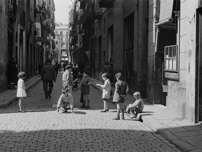 Nens jugant al carrer fotografiats per Margaret Michaelis.