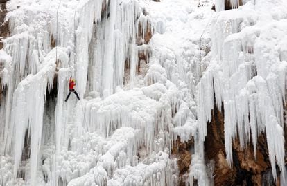 Un aficionado iraní practica escalada en hielo en el club Meygun, al noreste de Teherán (Irán).