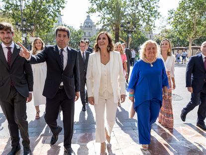 La candidata por el PPCV y alcaldesa electa del Ayuntamiento de Valencia, María José Catalá, a su llegada al Ayuntamiento acompañada por el próximo presidente de la Generalitat, Carlos Mazón, donde tomará posesión de su cargo.