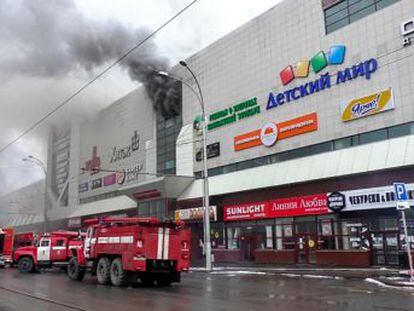 El fuego se inició en una sala de cine en la ciudad de Kémerovo. Las alarmas no funcionaron